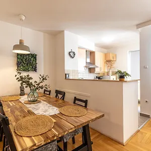 Gozsdu White Raven 305 , Budapešť Maďarsko